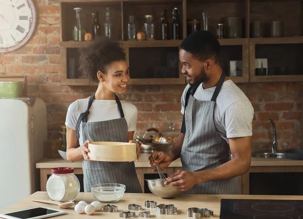 Glückliches afrikanisch-amerikanisches Paar beim gemeinsamen Kochen von Plätzchen — Stockfoto