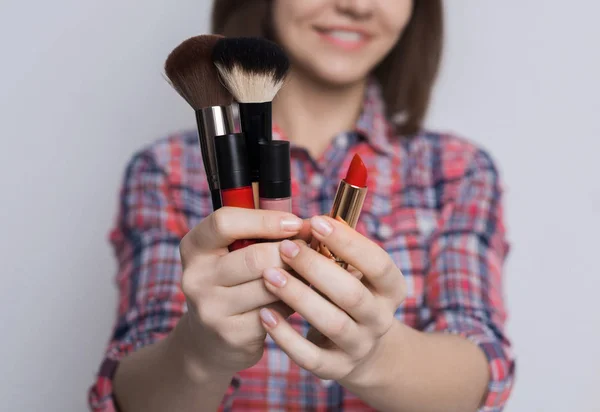 Frau mit Make-up-Pinseln und Lippenstiften — Stockfoto