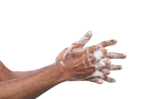 Hombre negro lavándose las manos aislado sobre fondo blanco — Foto de Stock