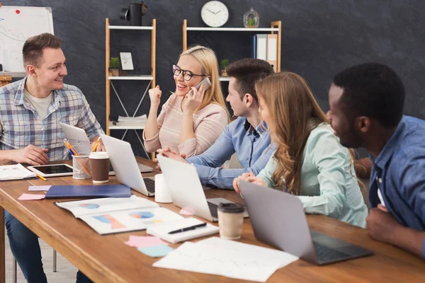 Genç takım projesinde modern ofis tartışıyor