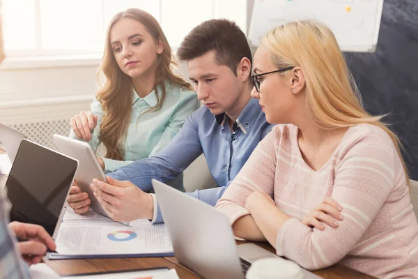 Yazılım geliştirme şirketi çalışan programcılar