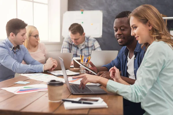 İş ortakları modern ofis iş