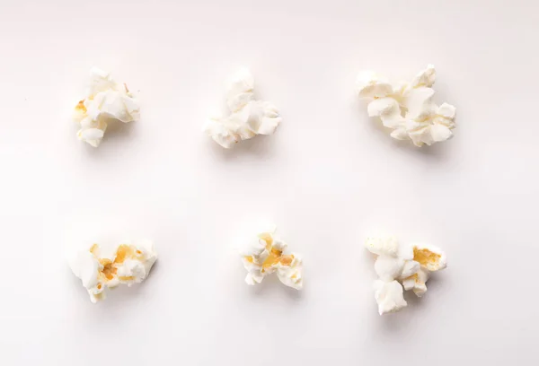 Collectie van gekookte popcorn geïsoleerd op witte achtergrond — Stockfoto