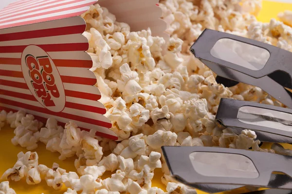 3D glasögon och popcorn på röd bakgrund — Stockfoto