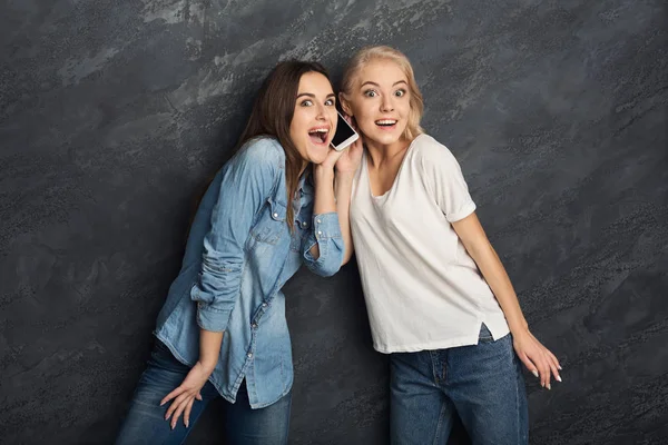 Kız konuşmak kız mobil telefonuna kulak misafiri