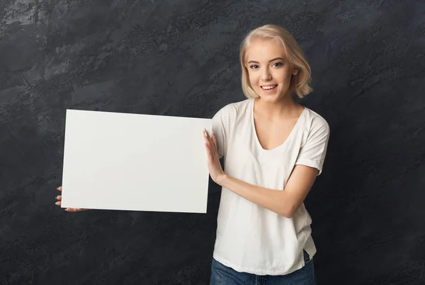 Junge Frau mit leerem weißen Banner — Stockfoto