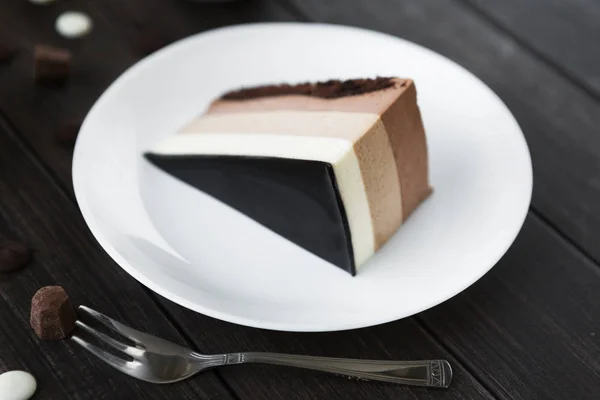 Bolo de mousse de camada tripla de chocolate com esmalte — Fotografia de Stock