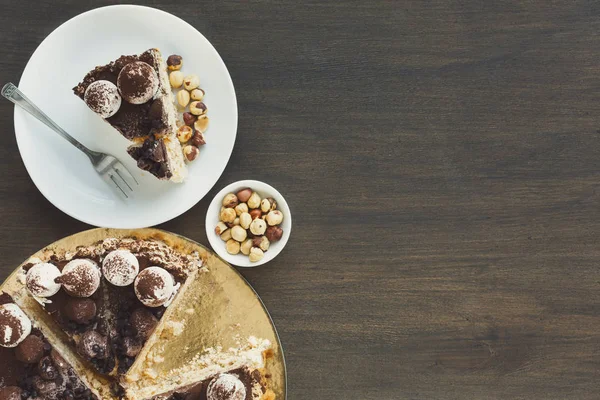 Meringue taart met hazelnoten en botterroom — Stockfoto