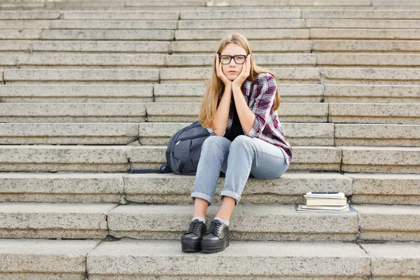 Estudante perturbado sentado em escadas ao ar livre — Fotografia de Stock