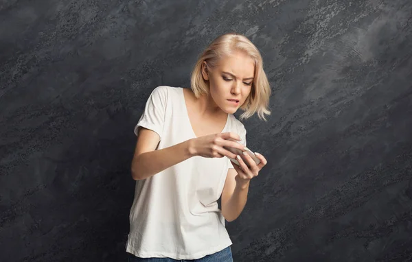 Female gambler playing on smartphone — Stock Photo, Image