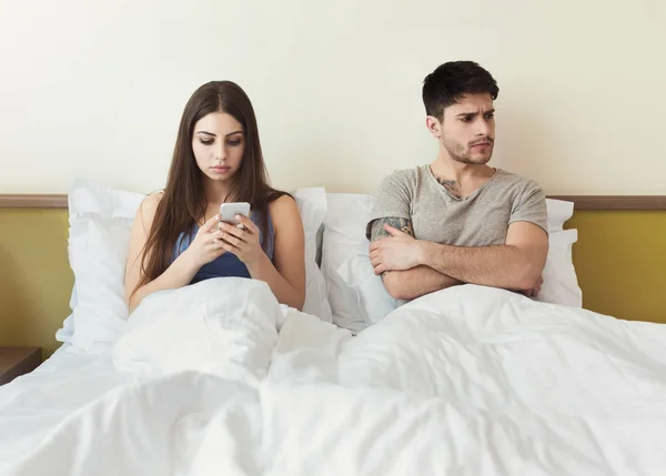 Hombre preocupado por su esposa adicción a los teléfonos inteligentes —  Fotos de Stock