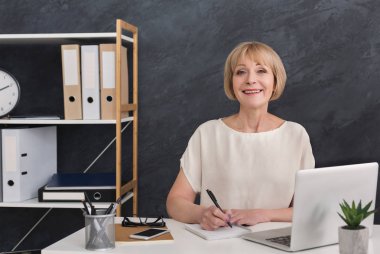 Başarılı girişimci yeni iş projesi ile çalışma