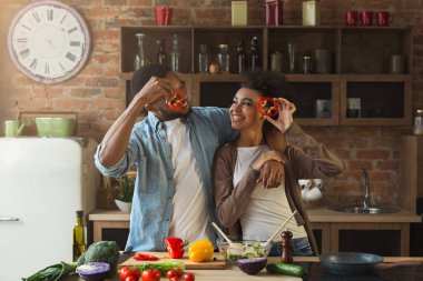 Mutlu siyah çift mutfakta eğleniyor