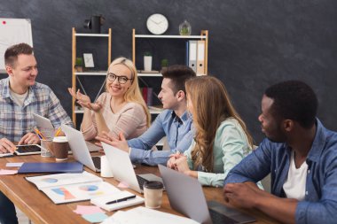 Genç takım projesinde modern ofis tartışıyor