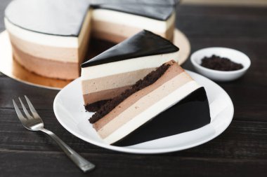 Üçlü çikolata katman mousse kek sır ile