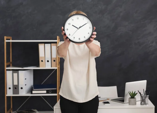 Femme d'affaires couvrant la tête avec horloge — Photo