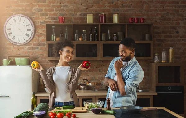 Feliz pareja negra preparando ensalada de verduras — Foto de Stock