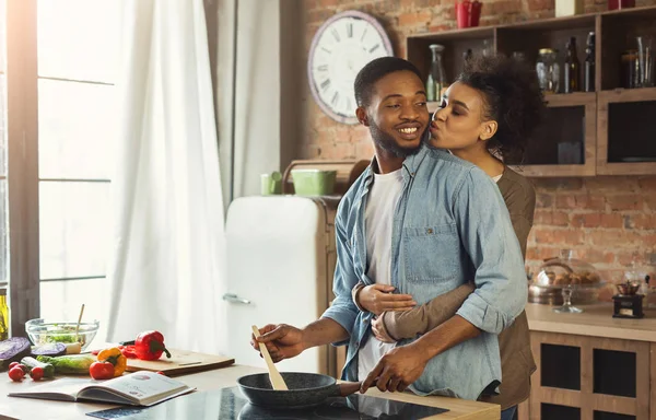 Istri Afrika Amerika Mencium Suami Dapur Keluarga Mempersiapkan Makan Malam — Stok Foto