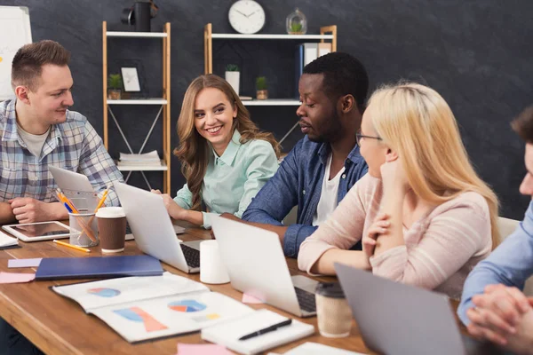 Jovem equipe discutindo projeto no escritório moderno — Fotografia de Stock