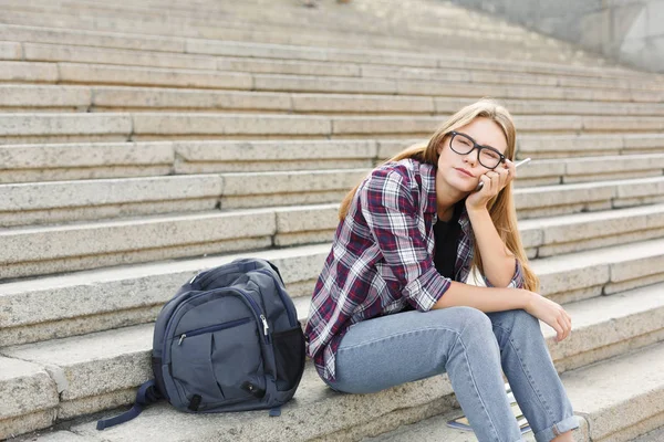 Ung kvinna som använder smartphone utomhus — Stockfoto