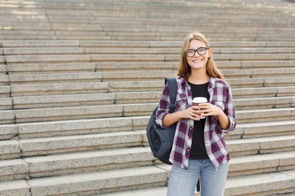 Mutlu öğrenci kız açık havada kahve fincanı ile ayakta