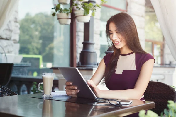 Junge Geschäftsfrau im Freien arbeitet mit Laptop — Stockfoto