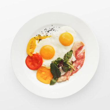 Kahvaltı tabağı - kızarmış domuz pastırması ve yumurta beyaz izole