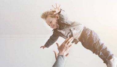 Baba ve oğul birlikte evde vakit