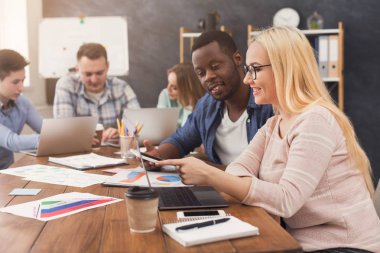 İş ortakları modern ofis iş