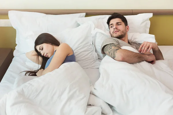 Esposo mirando a la esposa mientras ella duerme después de la pelea — Foto de Stock