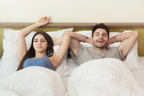 Feliz jovem casal acordar de manhã na cama — Fotografia de Stock