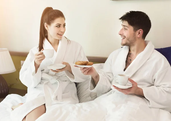 Młoda para kochających jedzą śniadanie, w pokoju hotelowym — Zdjęcie stockowe