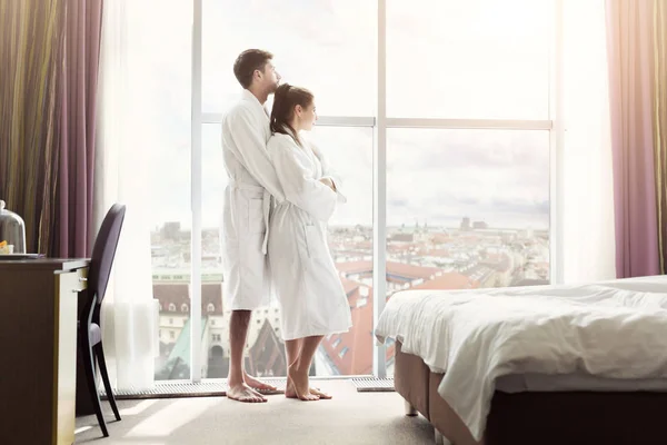 Молодая счастливая пара в гостиничном номере утром — стоковое фото