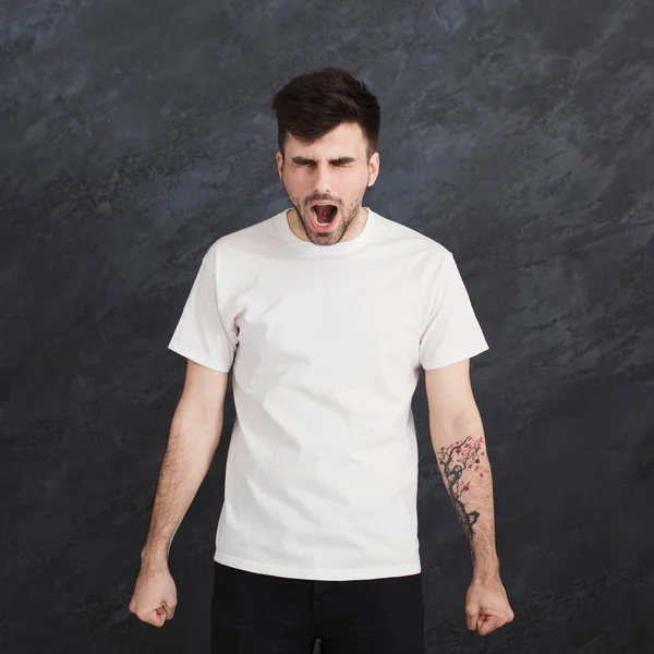 Hombre agresivo gritando en el fondo del estudio — Foto de Stock