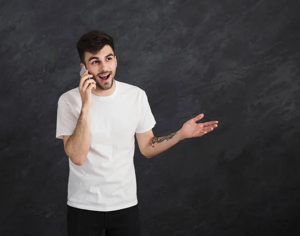 Hombre excitado teniendo una conversación agradable en el teléfono inteligente — Foto de Stock