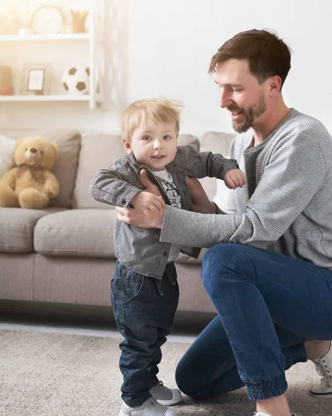 Padre cariñoso jugando con un niño pequeño en casa . — Foto de Stock