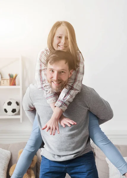 Feliz pai e filha passando tempo juntos em casa — Fotografia de Stock