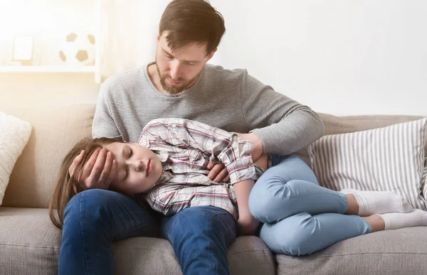 Vater pflegt krankes kleines Mädchen zu Hause — Stockfoto