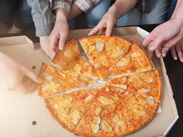 Ręce osób biorąc kawałki włoska pizza — Zdjęcie stockowe