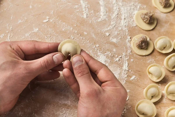 Şef mutfak üzerinde küçük el yapımı köfte şekillendirme eller