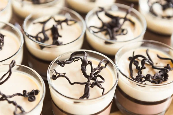 Geleneksel İtalyan tatlı tiramisu cam