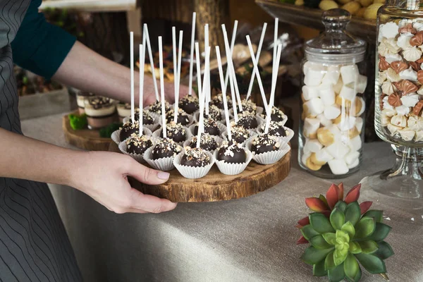 Kocken sättande bricka med choklad cookie dyker på tabell — Stockfoto