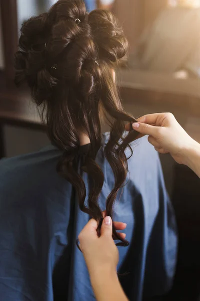 Cabeleireiro fazendo cabelo encaracolado para o cliente — Fotografia de Stock