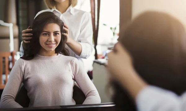 Jovem bela mulher discutindo penteado com seu cabeleireiro — Fotografia de Stock