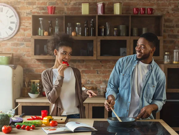 Feliz pareja negra preparando la cena juntos en la cocina moderna — Foto de Stock