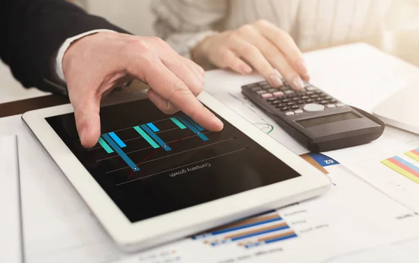 Collega's tellen van Financiën op de Tablet PC- en calculator — Stockfoto