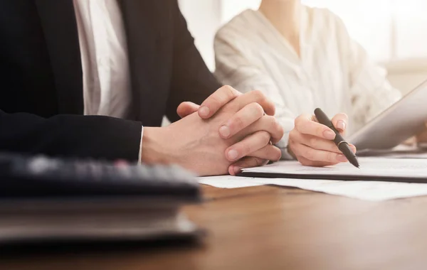 Rekenmachine en zakelijke bijeenkomst in kantoor — Stockfoto