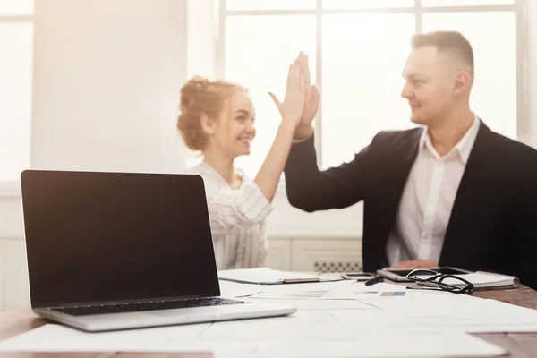 Lege laptop en gelukkig man en vrouw doen high-five — Stockfoto