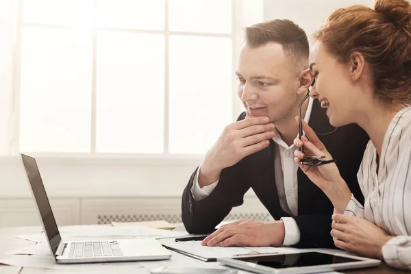 Zwei Geschäftspartner arbeiten in modernem Büro — Stockfoto