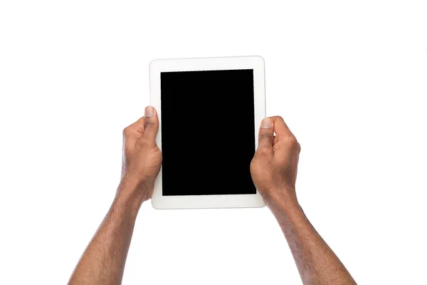 Черный человек держит цифровой планшет изолирован на белом фоне — стоковое фото